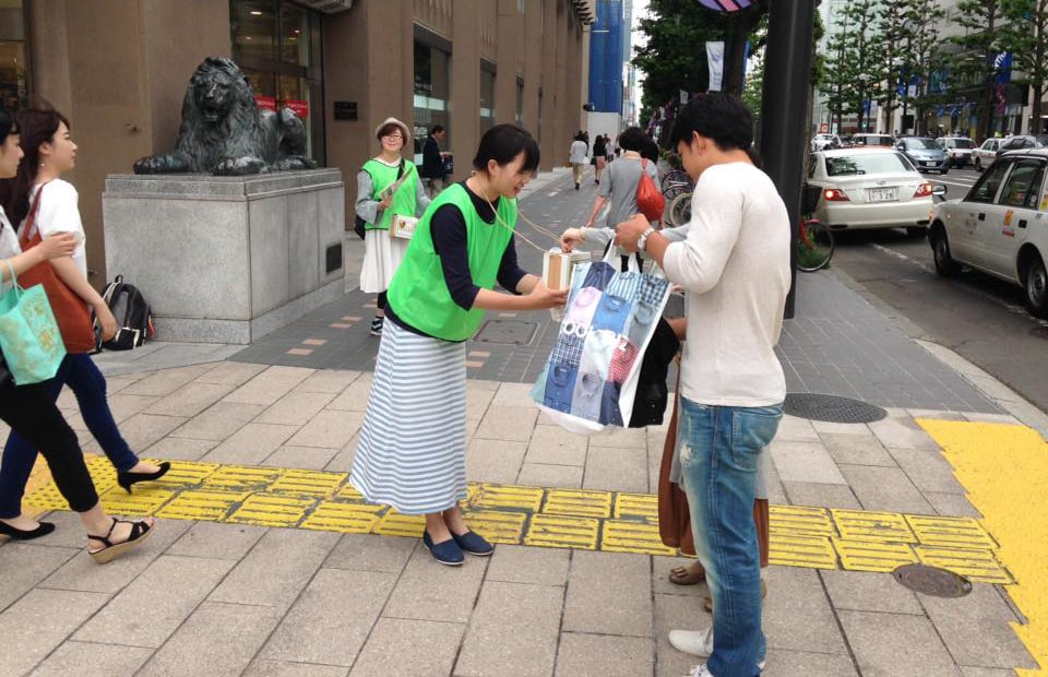 街中で募金活動する救う会のスタッフと募金してくれている方